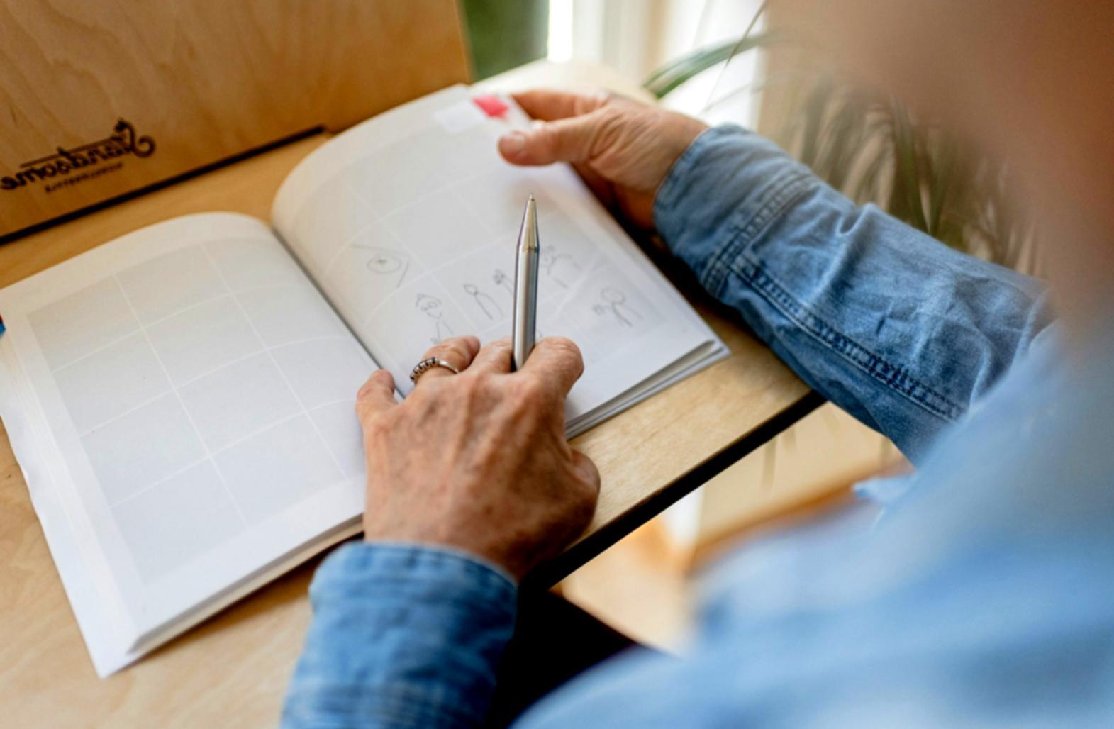 Equipo profesional de flarenradiix trabajando en análisis financiero