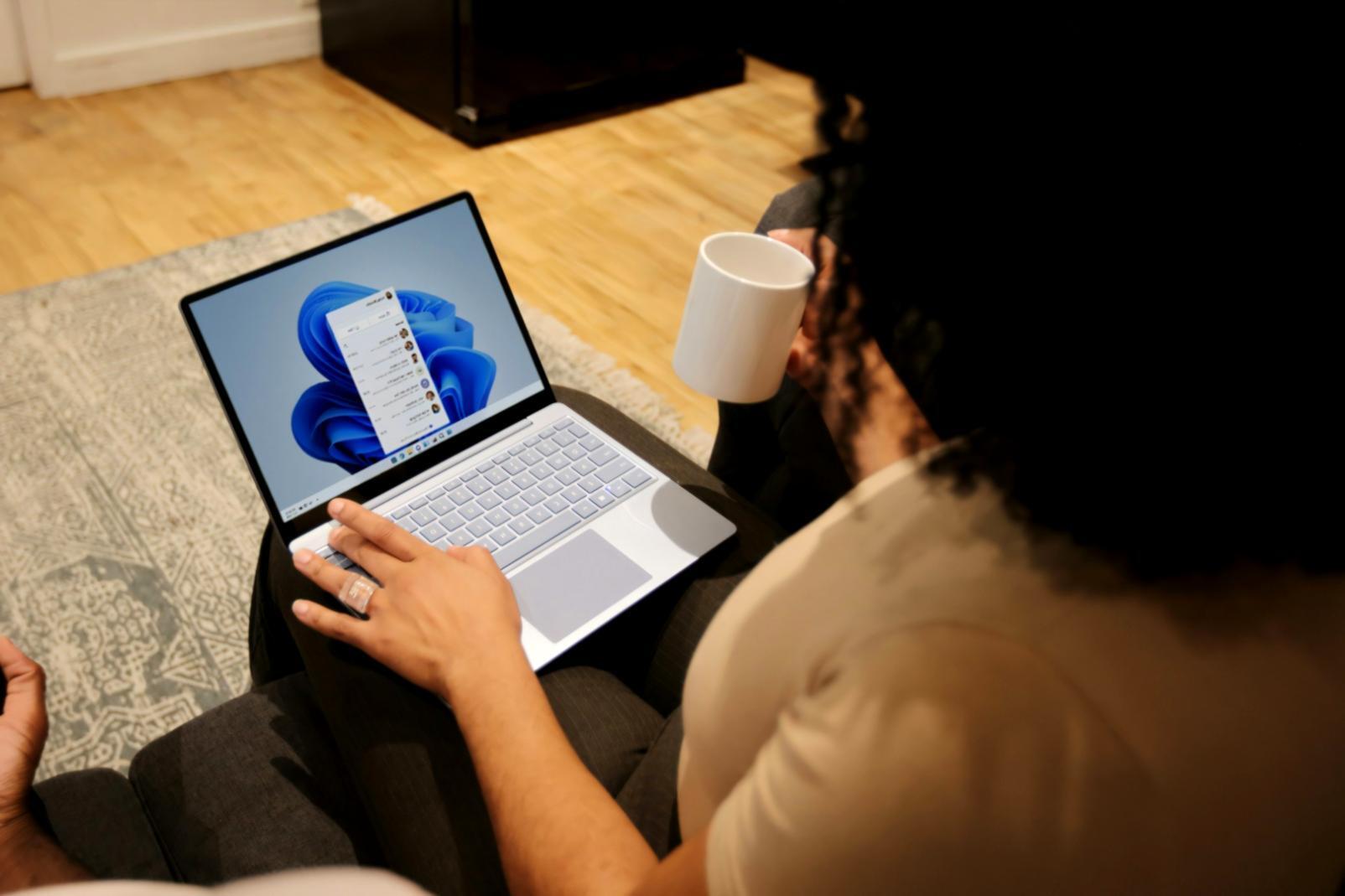 Sesión de análisis financiero con gráficos y documentos sobre el escritorio