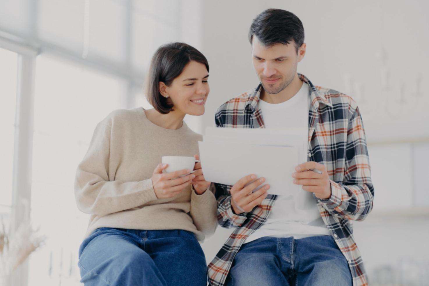 Equipo analizando reportes financieros